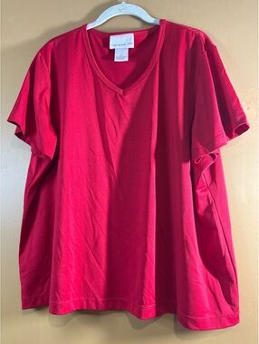 HC1296. Susan Graver Style Women's Red V-Neck Short Sleeve Top Size 1X